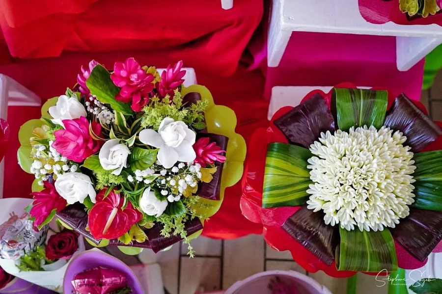 Un dimanche doré au marché de Papeete. Les bouquets explosent de couleurs, gerbe...