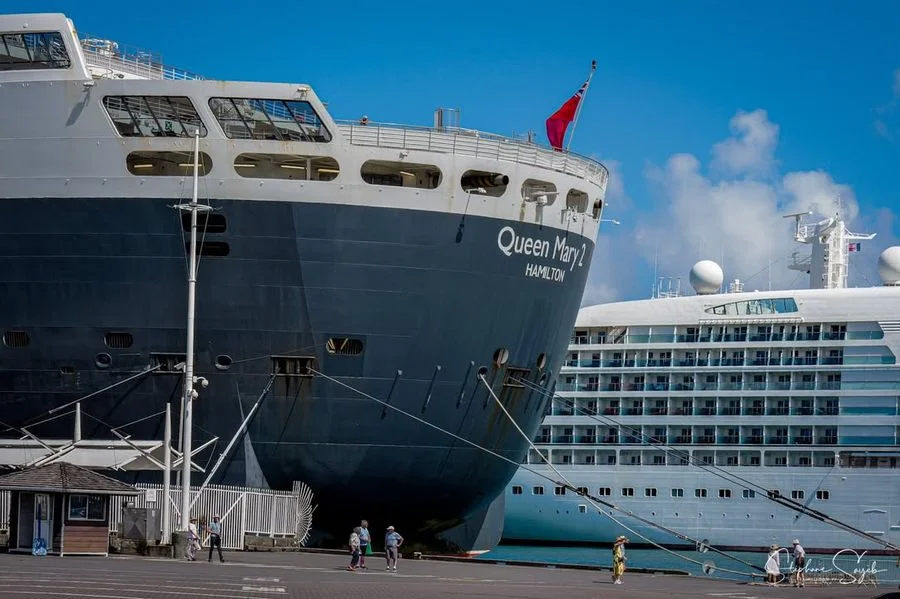 Quand le mythique Queen Mary 2 caresse à nouveau, en marche arrière uniquement, ...