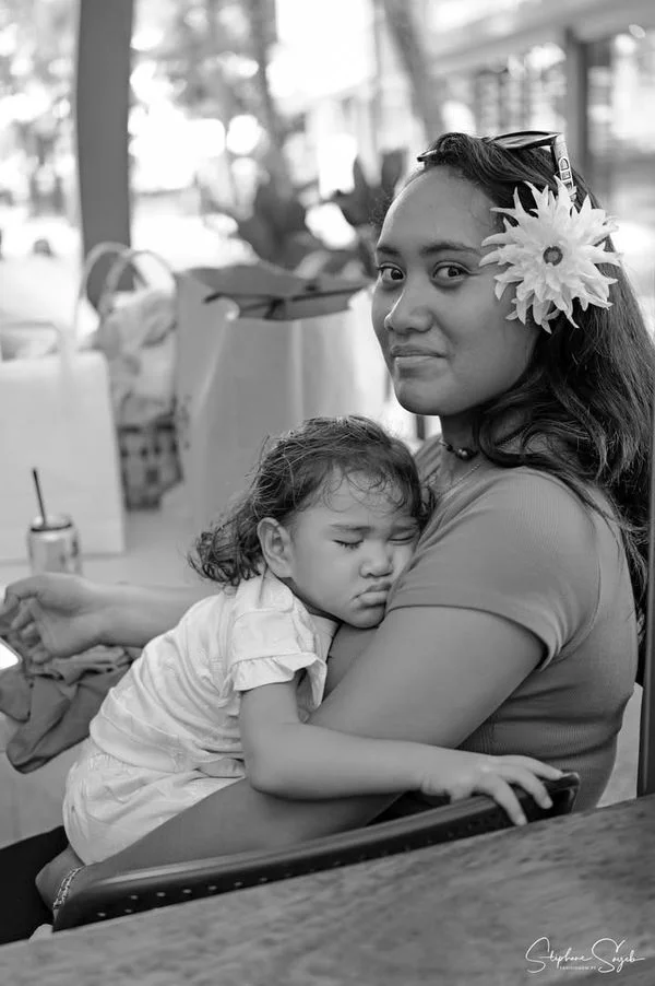 Il y a des matins à Papeete où le monde dehors gronde de nouvelles lourdes, anxi...