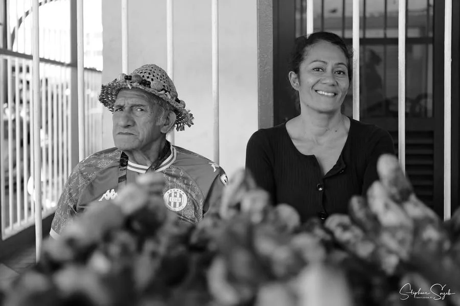 Dimanche matin au marché de Papeete, l’air sent le monoï, le poisson frais et le...