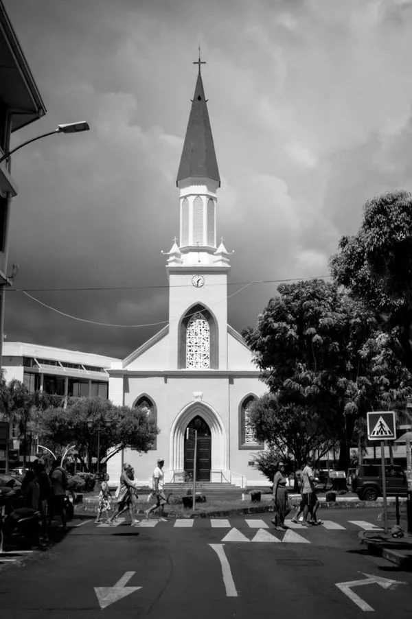 Papeete, un dimanche pas comme les autres. Pendant que les urnes se remplissent,...